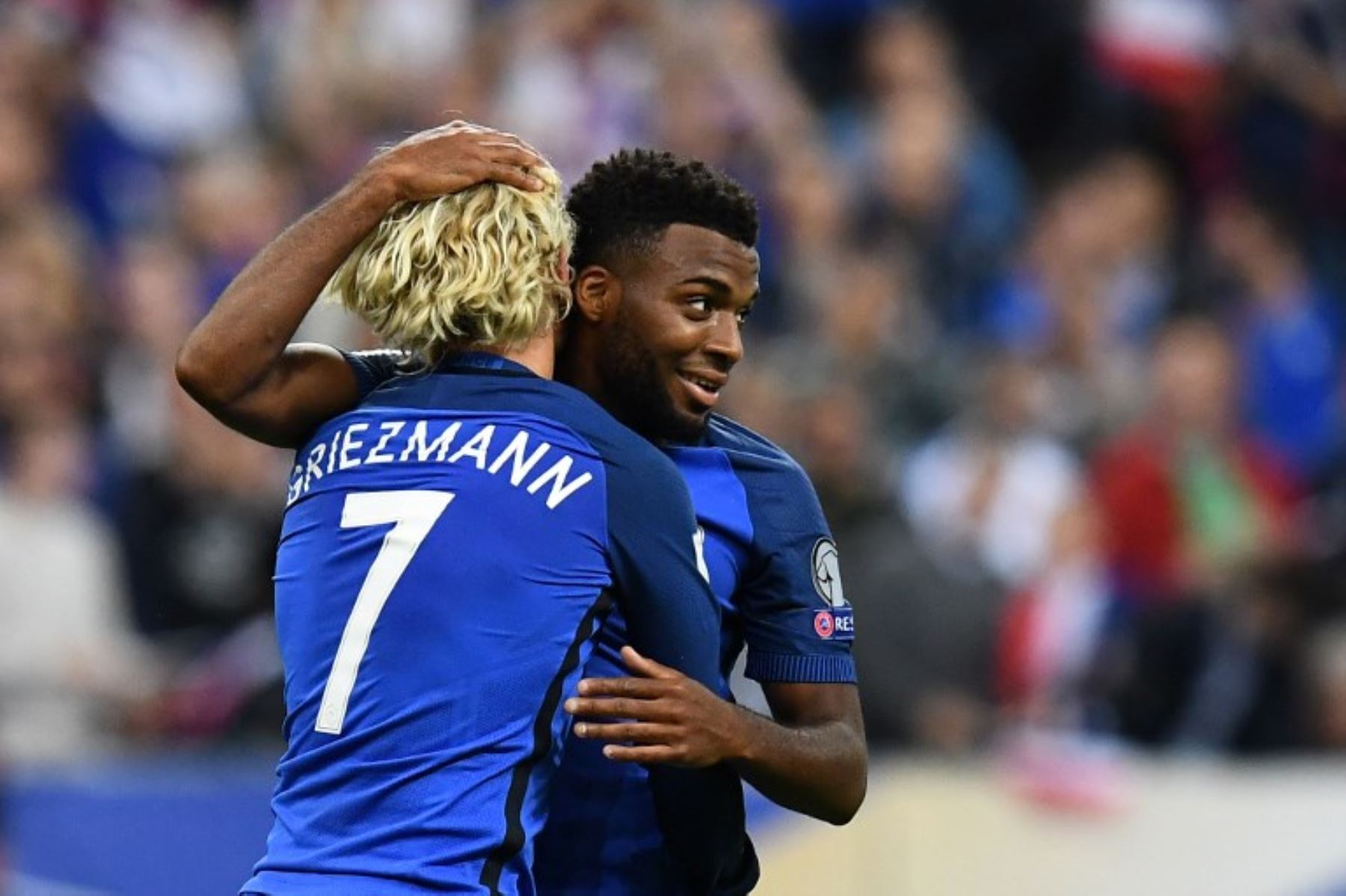 Thomas Lemar  celebra con Griezmann la goleada que Francia le propinó a Holanda