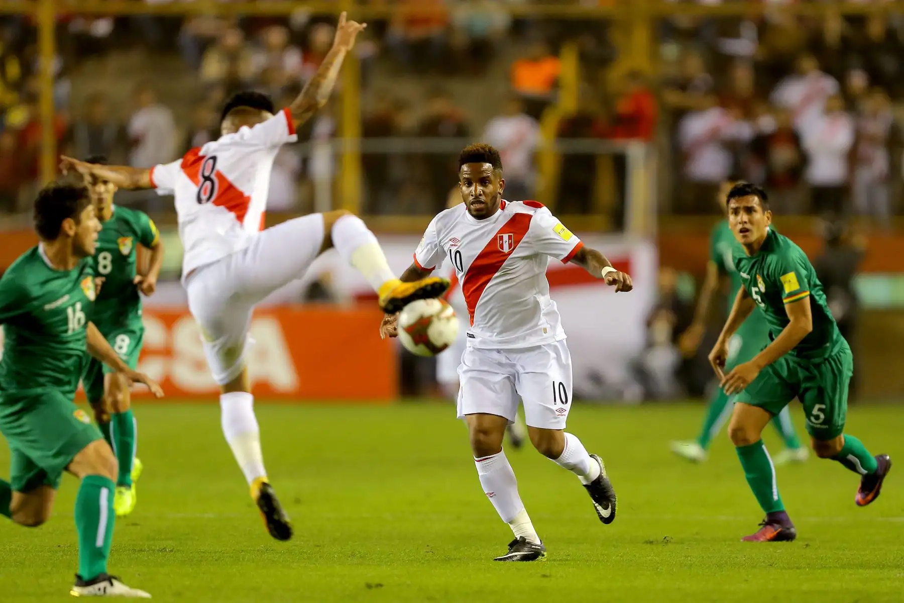 LIMA,PERÚ-AGOSTO 31. Selecciones de Perú y Bolivia se enfrentan en el estadio Monumental por las Eliminatorias al Mundial de Rusia 2018.

Foto: ANDINA/Luis Iparraguirre