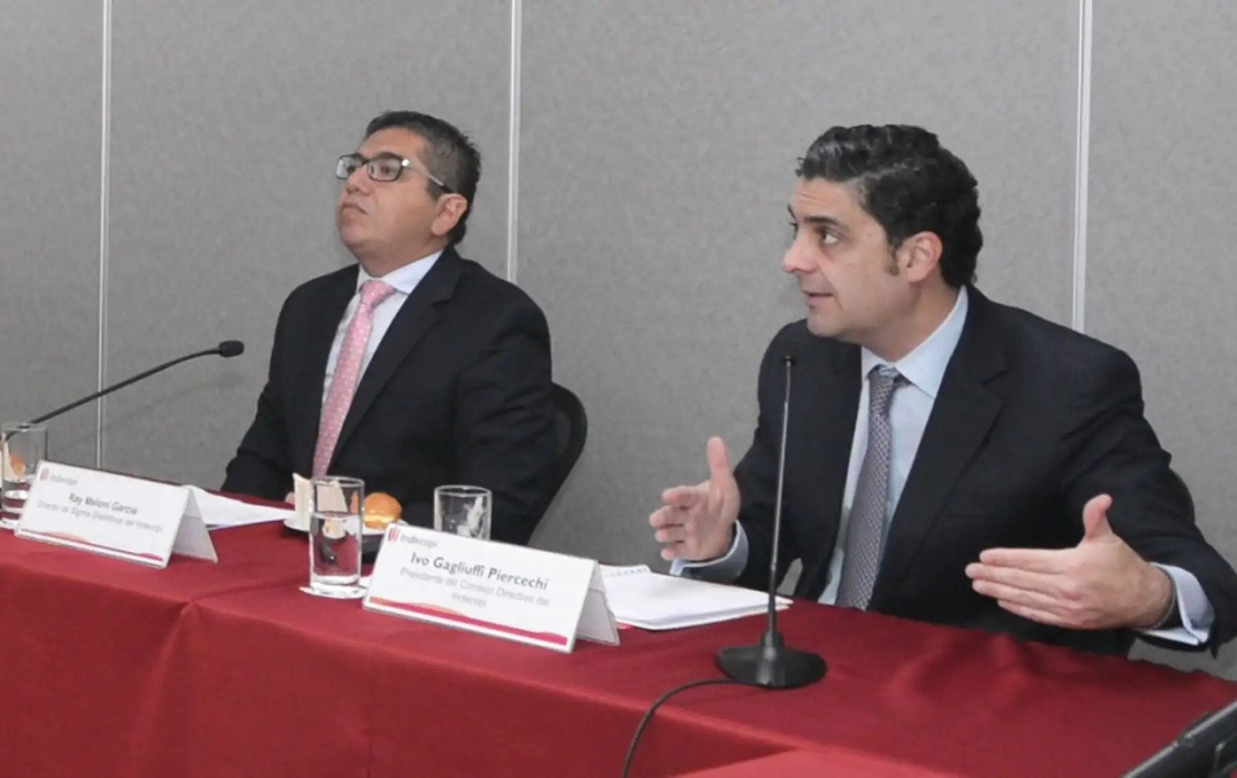 Ray Meloni García, director de Signos Distintivos e Ivo Gagliuffi Piercechi, presidente del Consejo Directivo del Indecopi