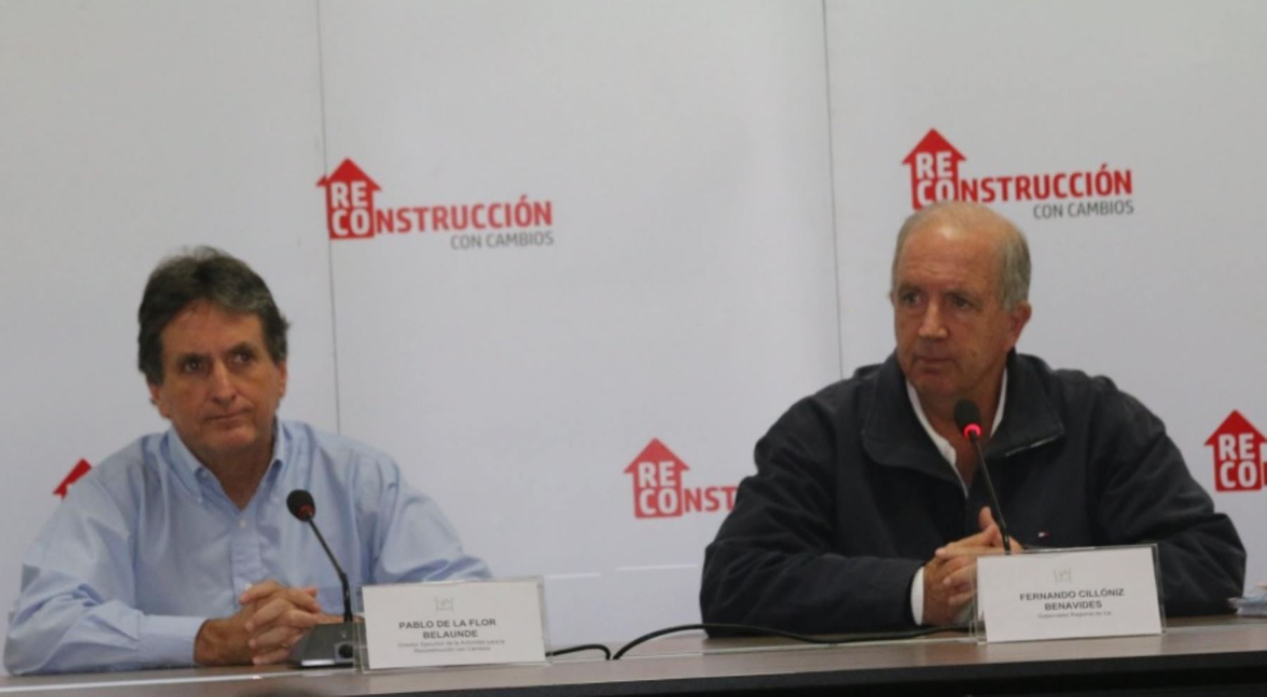 Director ejecutivo de la Autoridad para la Reconstrucción con Cambios, Pablo de la Flor, expone el Plan de Reconstrucción con Cambios para la región Ica. Aquí junto al gobernador regional Fernando Cillóniz.