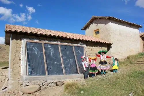 El Ministerio de Desarrollo e Inclusión Social (Midis) entrego viviendas térmicas a 42 familias del distrito de San Juan de Tarucani, en la provincia de Arequipa, con lo cual podrán enfrentar las bajas temperaturas que se registran en la zona ubicada sobre los 3,800 metros de altura. ANDINA