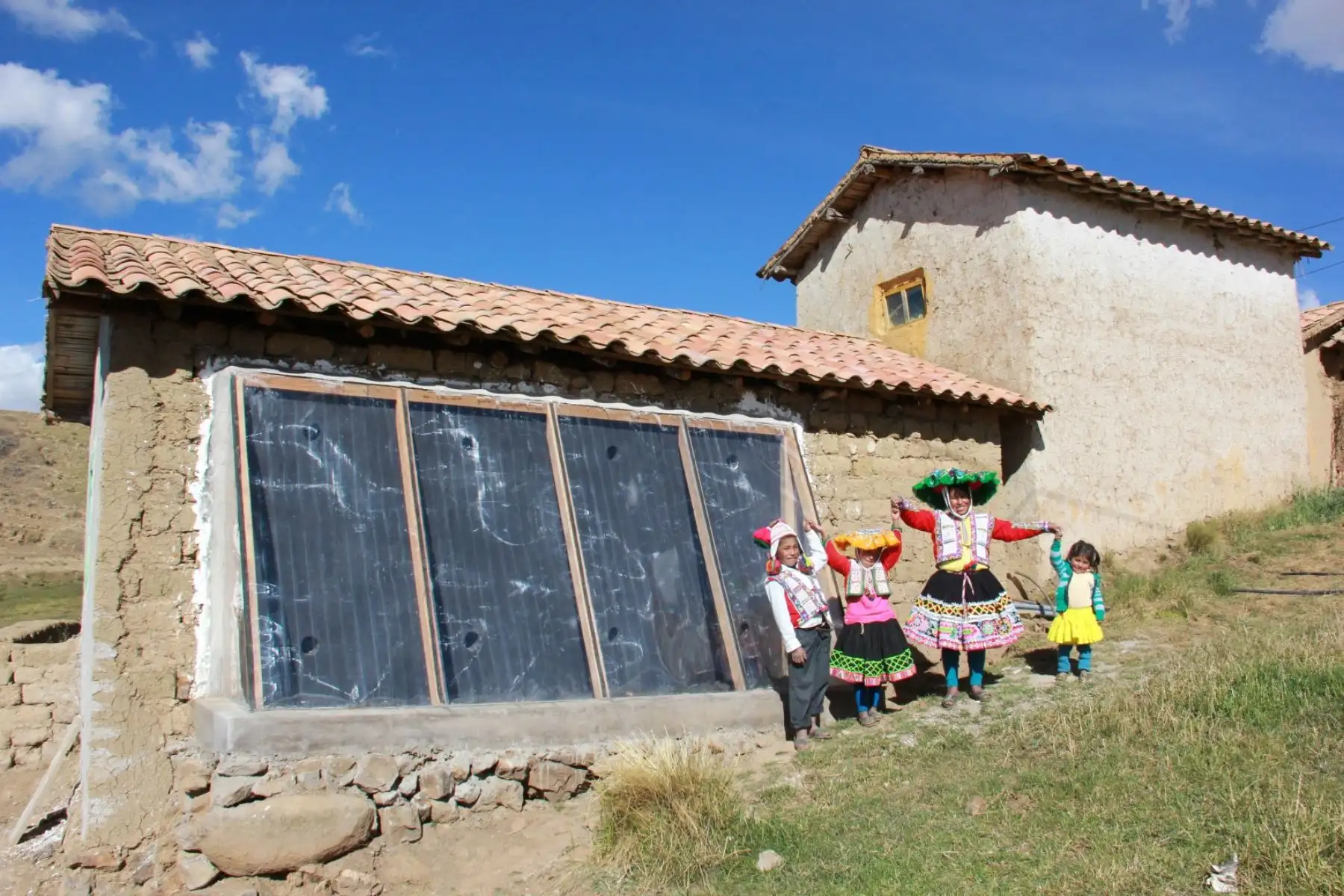 El Ministerio de Desarrollo e Inclusión Social (Midis) entrego viviendas térmicas a 42 familias del distrito de San Juan de Tarucani, en la provincia de Arequipa, con lo cual podrán enfrentar las bajas temperaturas que se registran en la zona ubicada sobre los 3,800 metros de altura. ANDINA