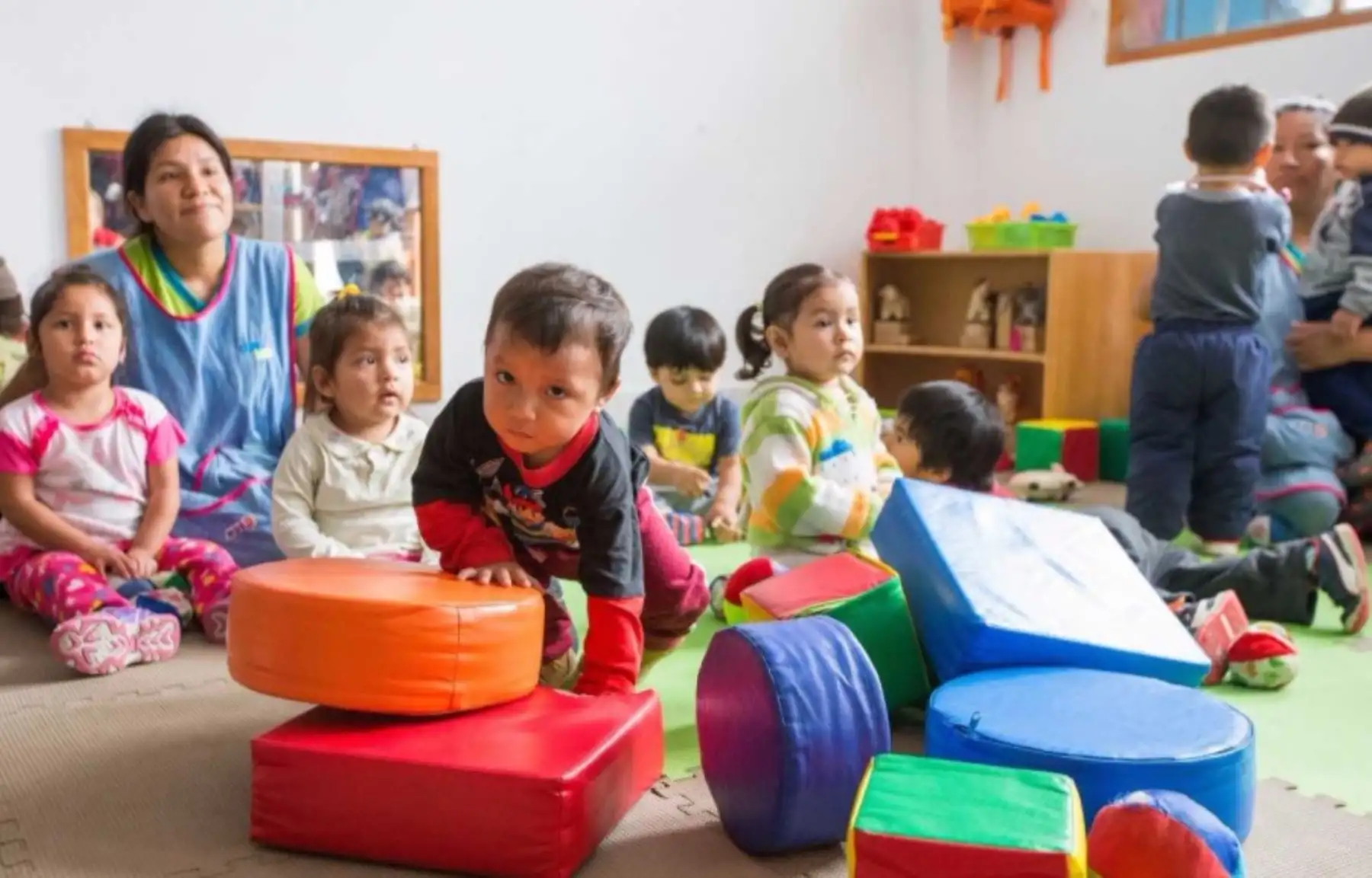 Cuna Más interviene atendiendo a familias en situación de pobreza y pobreza extrema, que tienen niños y niñas menores de 3 años de edad y mujeres gestantes, a fin de mejorar el desarrollo infantil temprano y ayudarlos así a superar las brechas en su desarrollo cognitivo, social, físico y emocional.