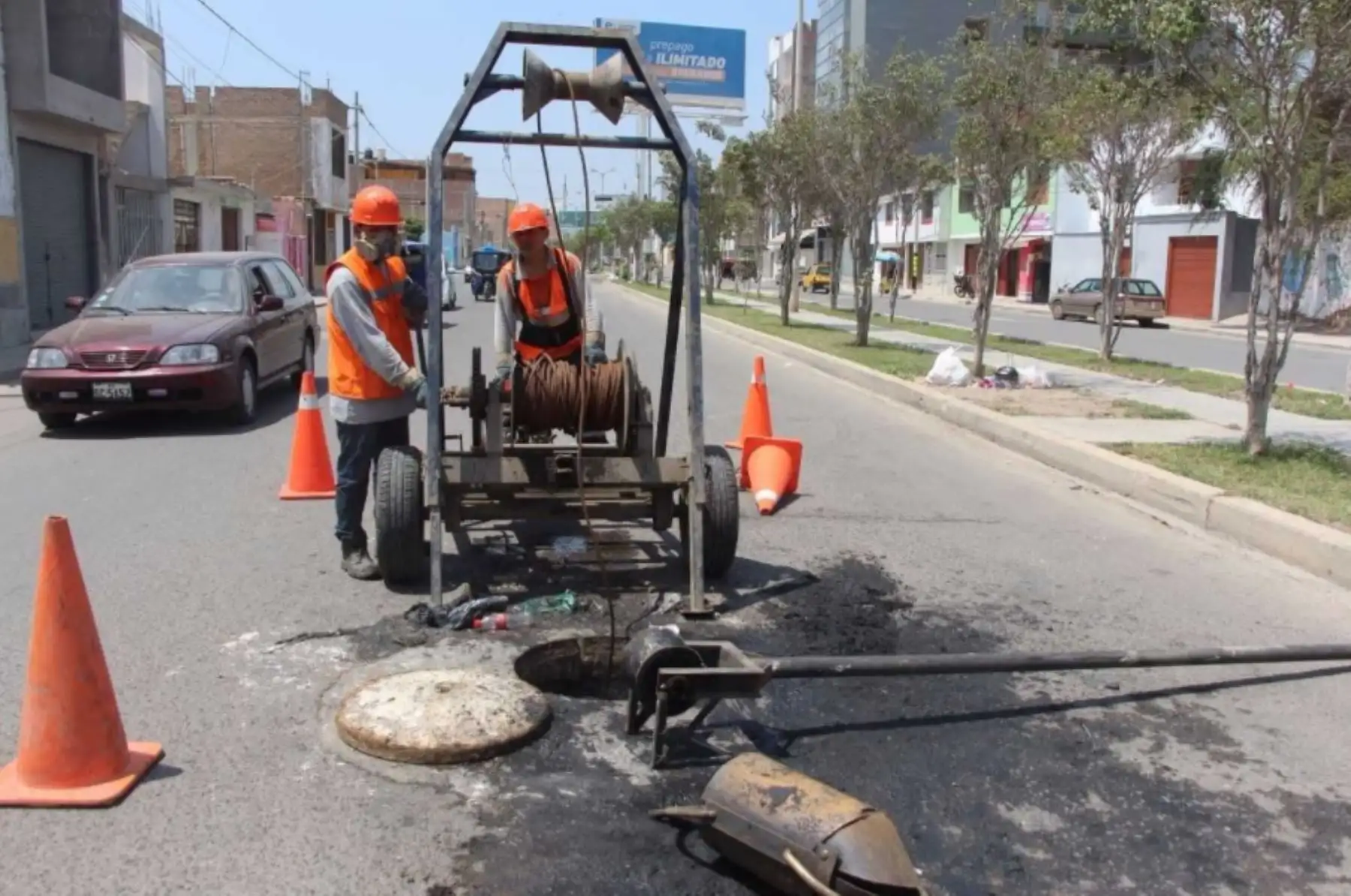 Con financiamiento del Ministerio de Vivienda, Construcción y Saneamiento se ejecuta la limpieza de las redes de alcantarillado afectadas por las precipitaciones pluviales en diferentes localidades de la región Lambayeque.