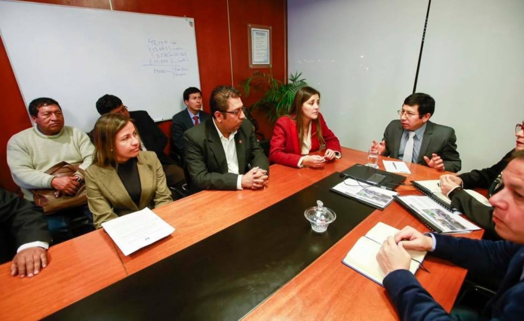 El ministro de Vivienda, Construcción y Saneamiento, Edmer Trujillo, se reunió con la gobernadora regional de Arequipa, Yamila Osorio, a fin de consensuar mecanismos que permita acelerar la reconstrucción de la provincia de Caylloma, afectada por el sismo del 14 de agosto del 2016.