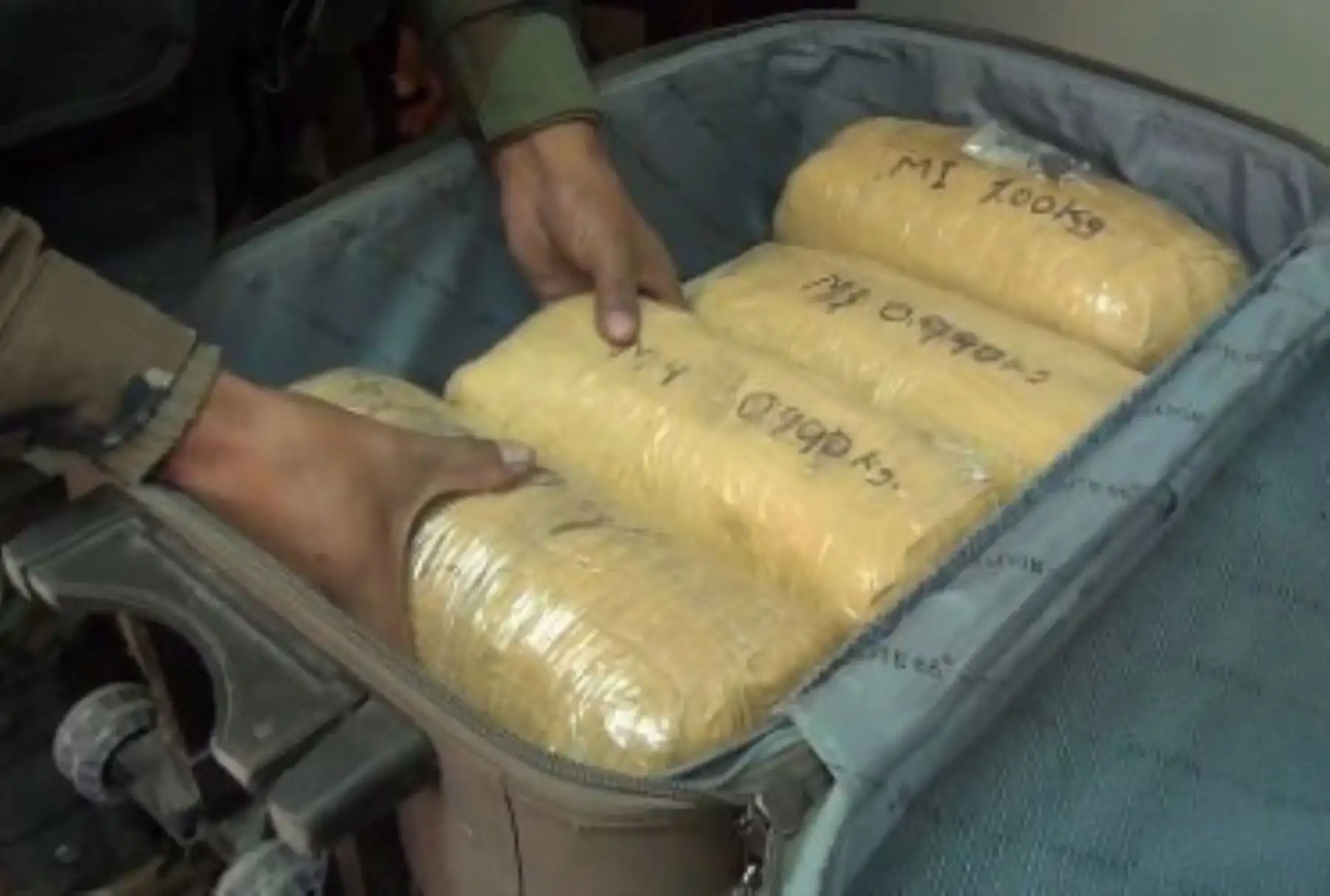 Tras acciones de inteligencia, personal policial de la Región Policial La Libertad – Trujillo, decomisó 17 kilos de cannabis sativa (marihuana) que eran trasladados en una maleta, tras intervenir a un sujeto a la altura de la avenida César Vallejo y Calle Pumacahua, en la provincia de Trujillo. ANDINA/Difusión