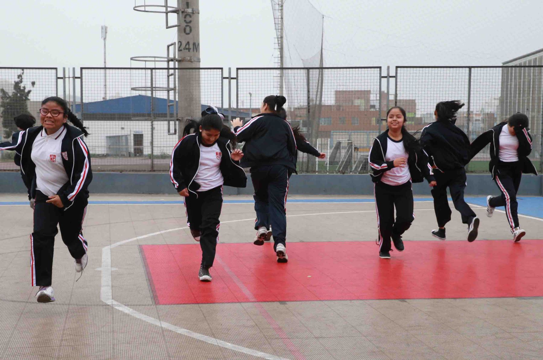 Diferentes colegios de Lima y Callao reanudaron hoy sus labores educativas con la presencia masiva de escolares y docentes. Foto: ANDINA/Norman Córdova