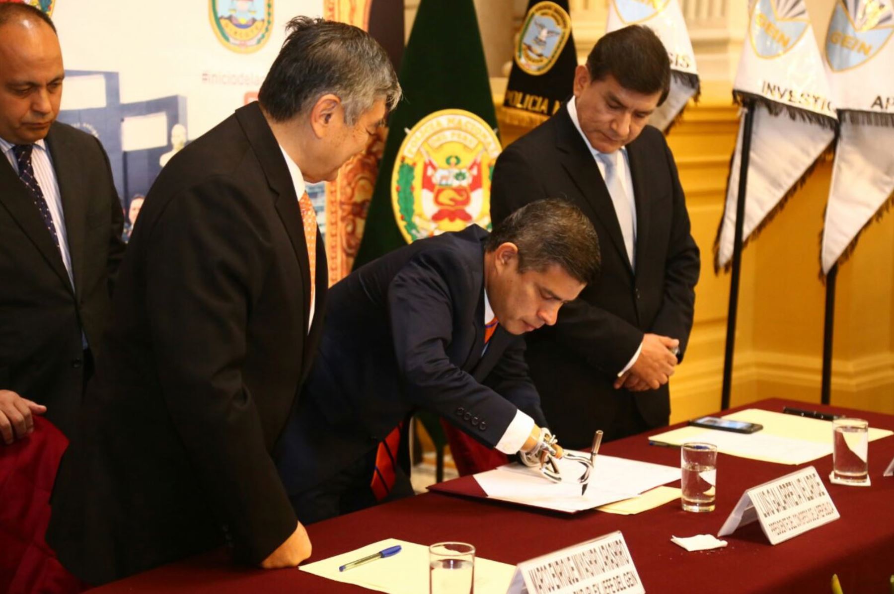 Presidente del Parlamento, Luis Galarreta, firmó la autógrafa de ley. Foto: ANDINA/ Congreso