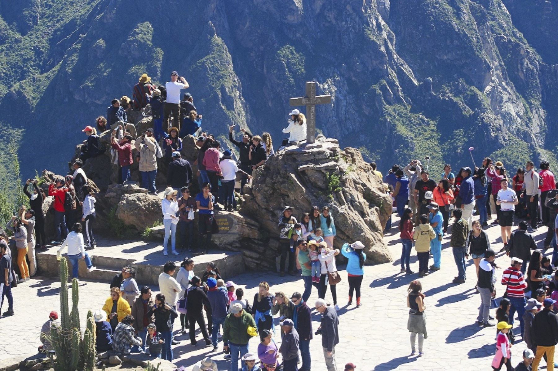 El valle del Colca, en Arequipa, recibió 121,854 turistas durante los primeros seis meses del año, cifra superior a la registrada en el mismo periodo del 2017, lo que coloca a la zona como el primer destino turístico de la región después del Monasterio de Santa Catalina. ANDINA