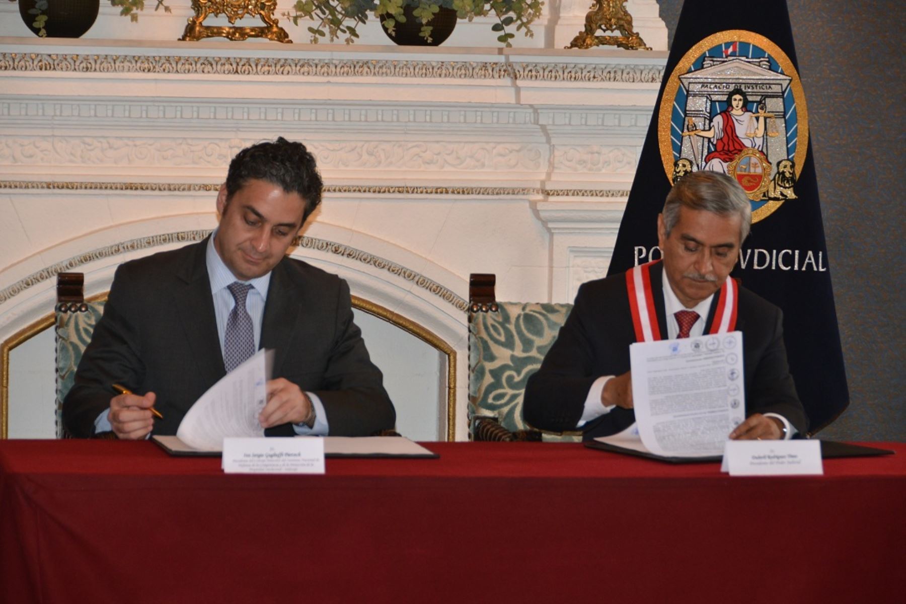 Presidente de Indecopi, Ivo Gagliuffi y presidente del Poder Judicial, Duberlí Rodríguez, firman convenio. Foto: Indecopi.