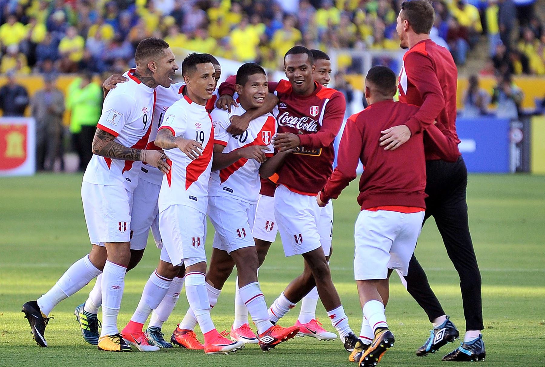 Con goles de Edison Flores, y de Paolo Hurtado, la selección peruana vence 2-1 a Ecuador, en el estadio Olímpico Atahualpa. Foto: AFP
