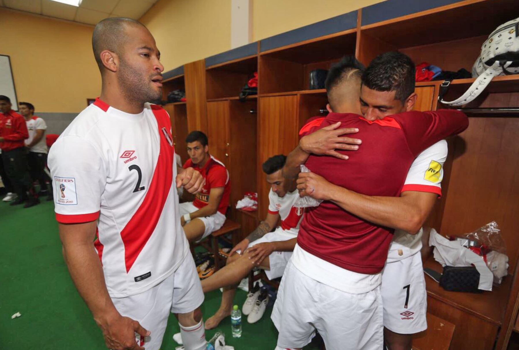 Jugadores de la selección se abrazan en el camerino tras el triunfo 2 a 1 en Ecuador. Foto: Twitter/ FPF
