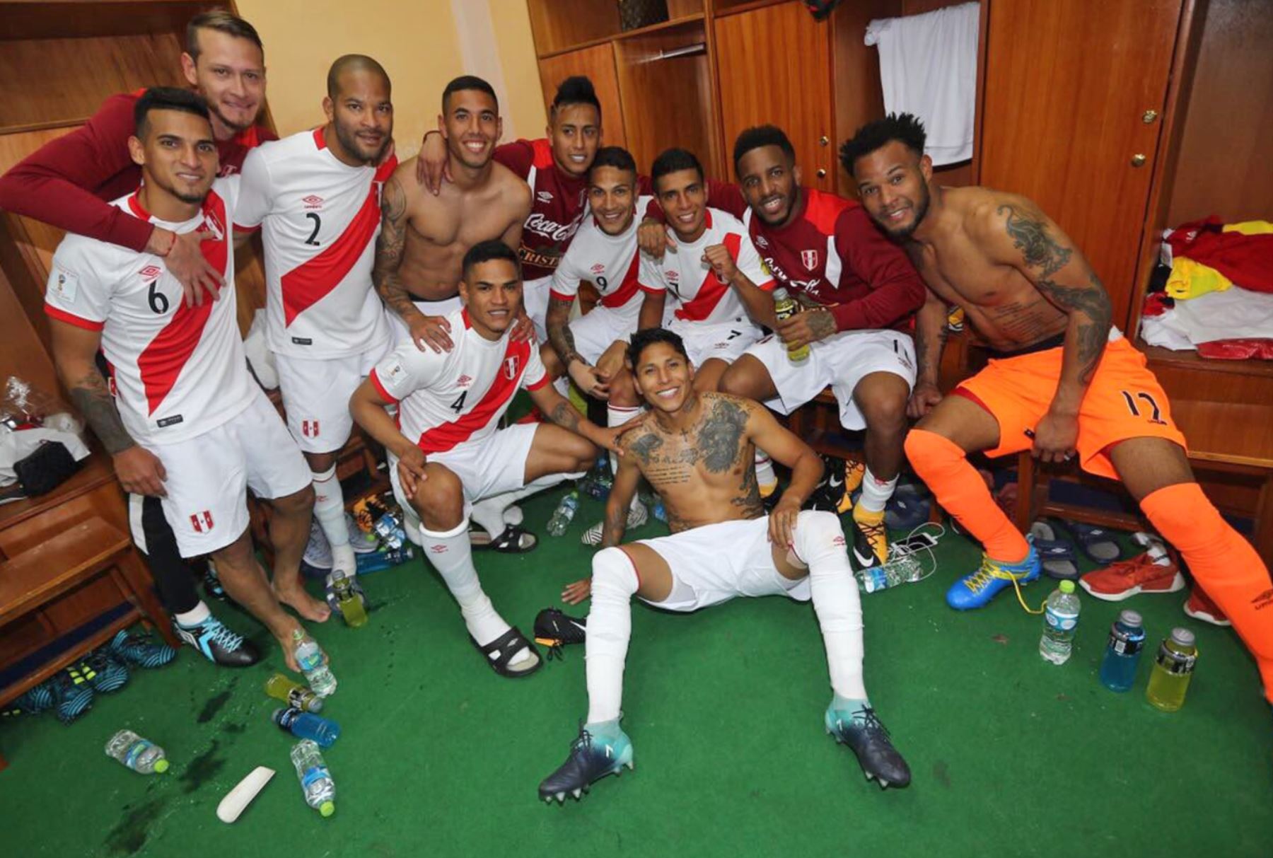 Jugadores de la selección se abrazan en el camerino tras el triunfo 2 a 1 en Ecuador. Foto: Twitter/ FPF