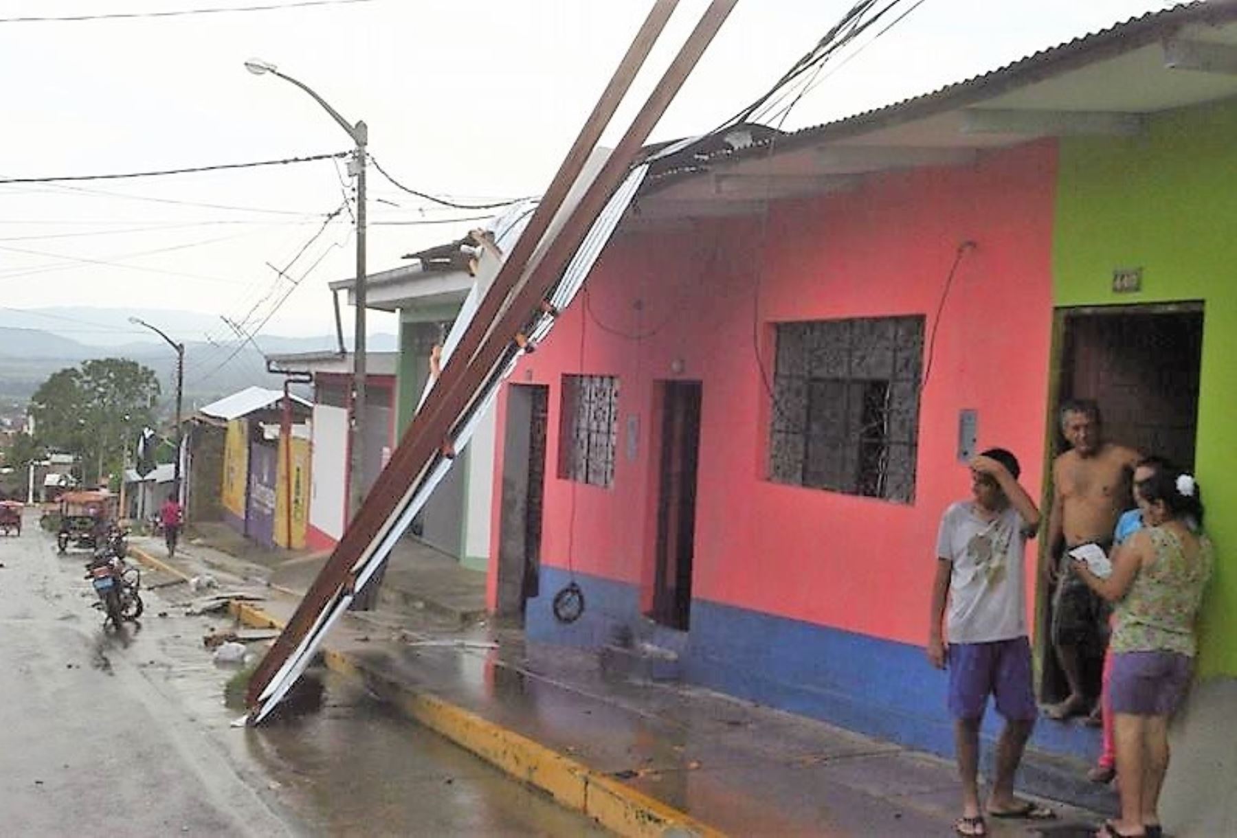 Una lluvia torrencial y vientos fuertes causan daños en techos de viviendas de Tarapoto, en San Martín.Foto:  ANDINA
