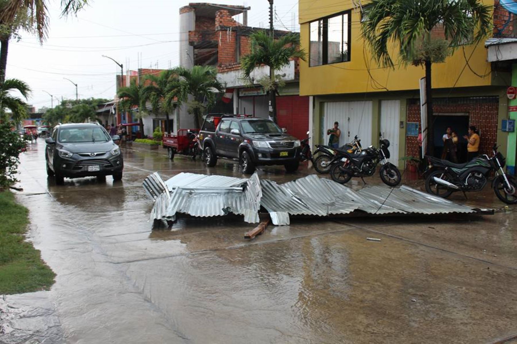 Una lluvia torrencial y vientos fuertes causan daños en techos de viviendas de Tarapoto, en San Martín. ANDINA