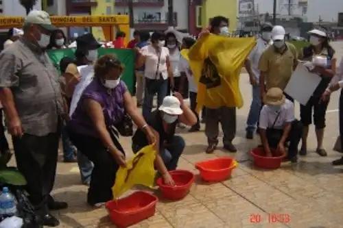 Pobladores afectados por constantes deslizamientos en Áncash reciben mascarillas. Foto:. Pacha Mama.