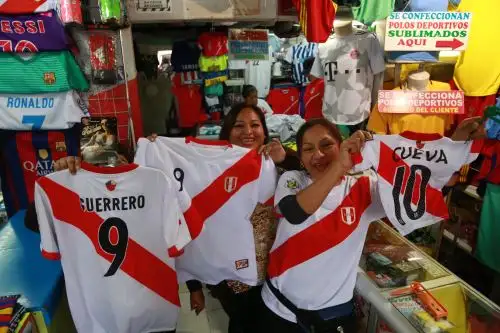 Venta de polos de la selección nacional de fútbol en Gamarra.Foto:  ANDINA/Dante Zegarra
