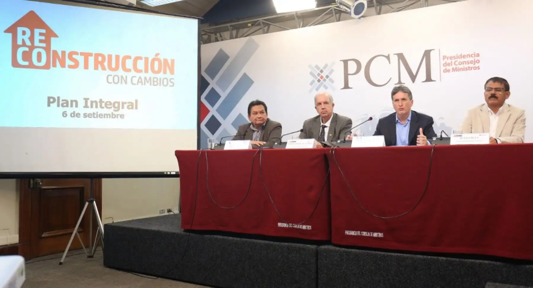 El gobernador regional de Ica, Fernando Cillóniz, y el alcalde distrital de Catacaos, Juan Cieza, saludaron hoy la aprobación de la versión definitiva del Plan Integral de Reconstrucción con Cambios y destacaron el impacto positivo que tendrán las obras de rehabilitación y reconstrucción en sus respectivas localidades.
