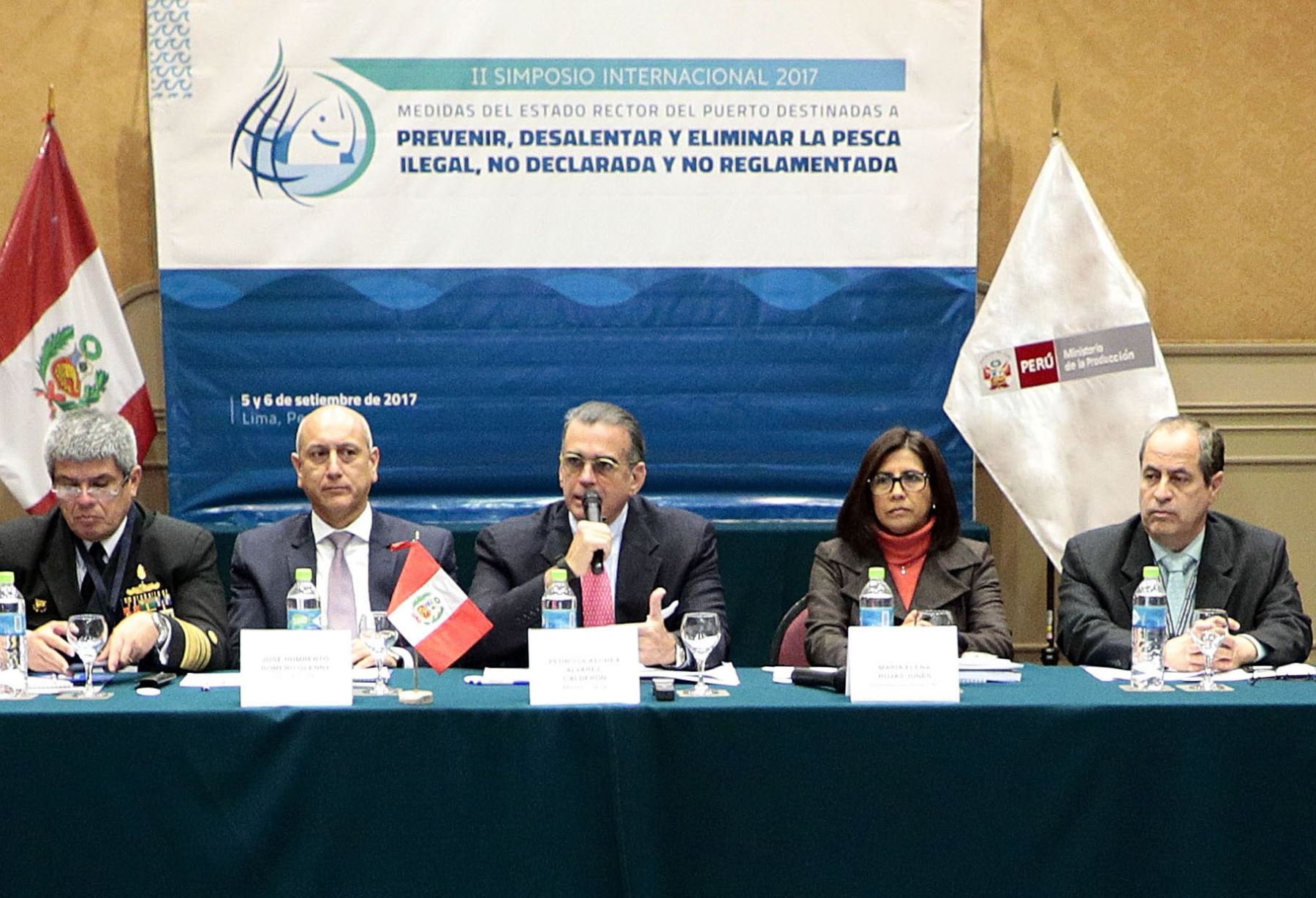 Ministro de la Producción, Pedro Olaechea, (al centro) participa en II Simposio sobre normas internacionales de pesca MERP. Foto: Cortesía Produce.