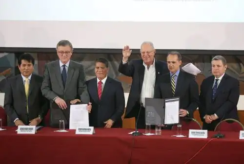 Presidente Pedro Pablo Kuczynski, participa en la ceremonia de suscripción del Acta Final de Negociación Colectiva en Construcción Civil 2017 – 2018. Foto:ANDINA/ Jhony Laurente