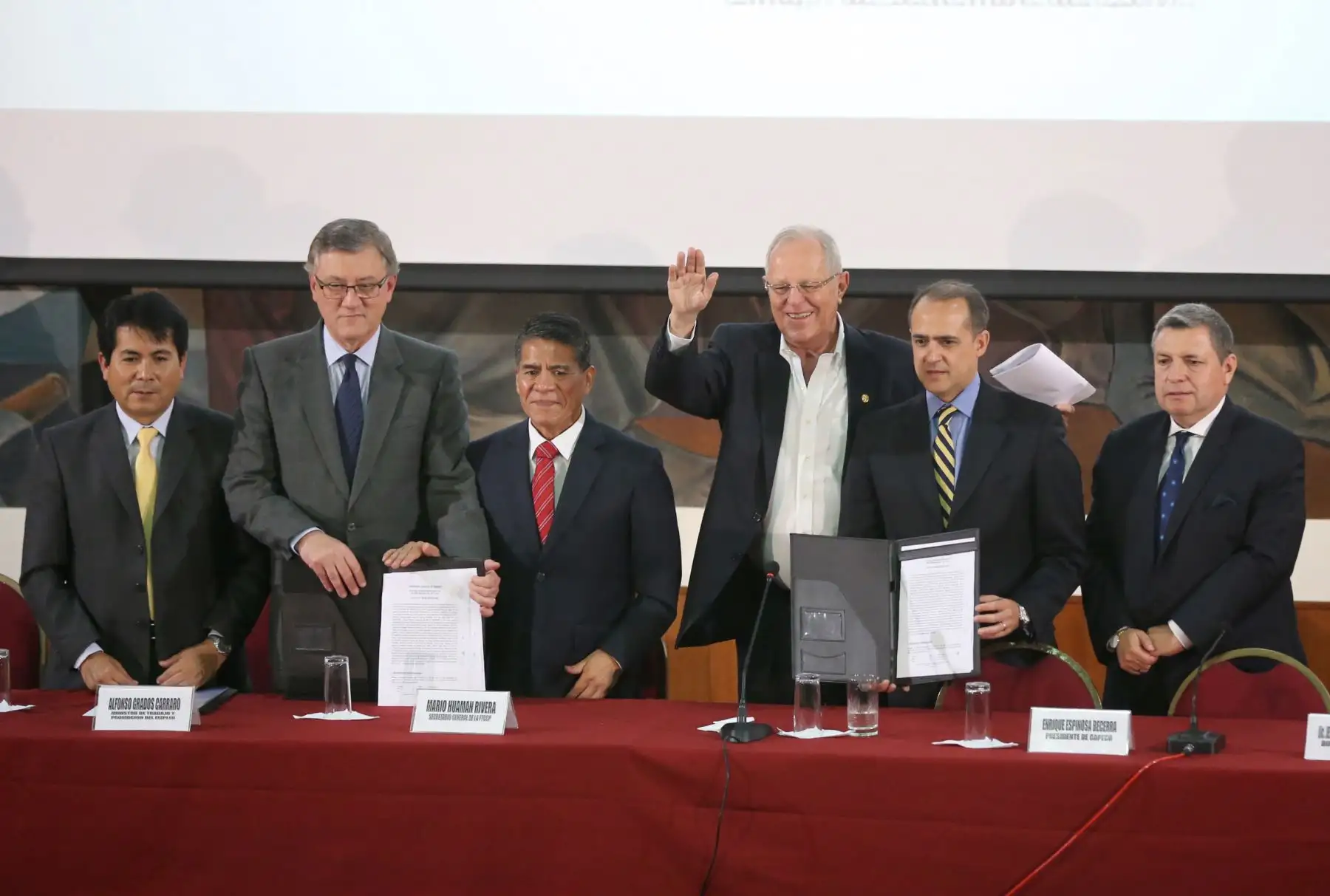 Presidente Pedro Pablo Kuczynski, participa en la ceremonia de suscripción del Acta Final de Negociación Colectiva en Construcción Civil 2017 – 2018. Foto:ANDINA/ Jhony Laurente