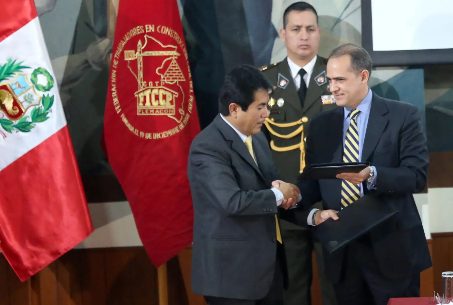 Presidente Pedro Pablo Kuczynski, participa en la ceremonia de suscripción del Acta Final de Negociación Colectiva en Construcción Civil 2017 – 2018. Foto:ANDINA/ Jhony Laurente