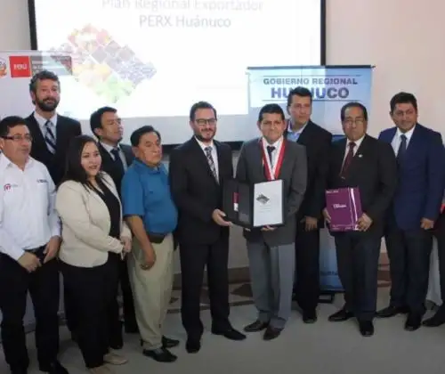 El Plan Regional Exportador Huánuco fue entregado por el viceministro al gobernador regional de Huánuco, Rubén Alva.