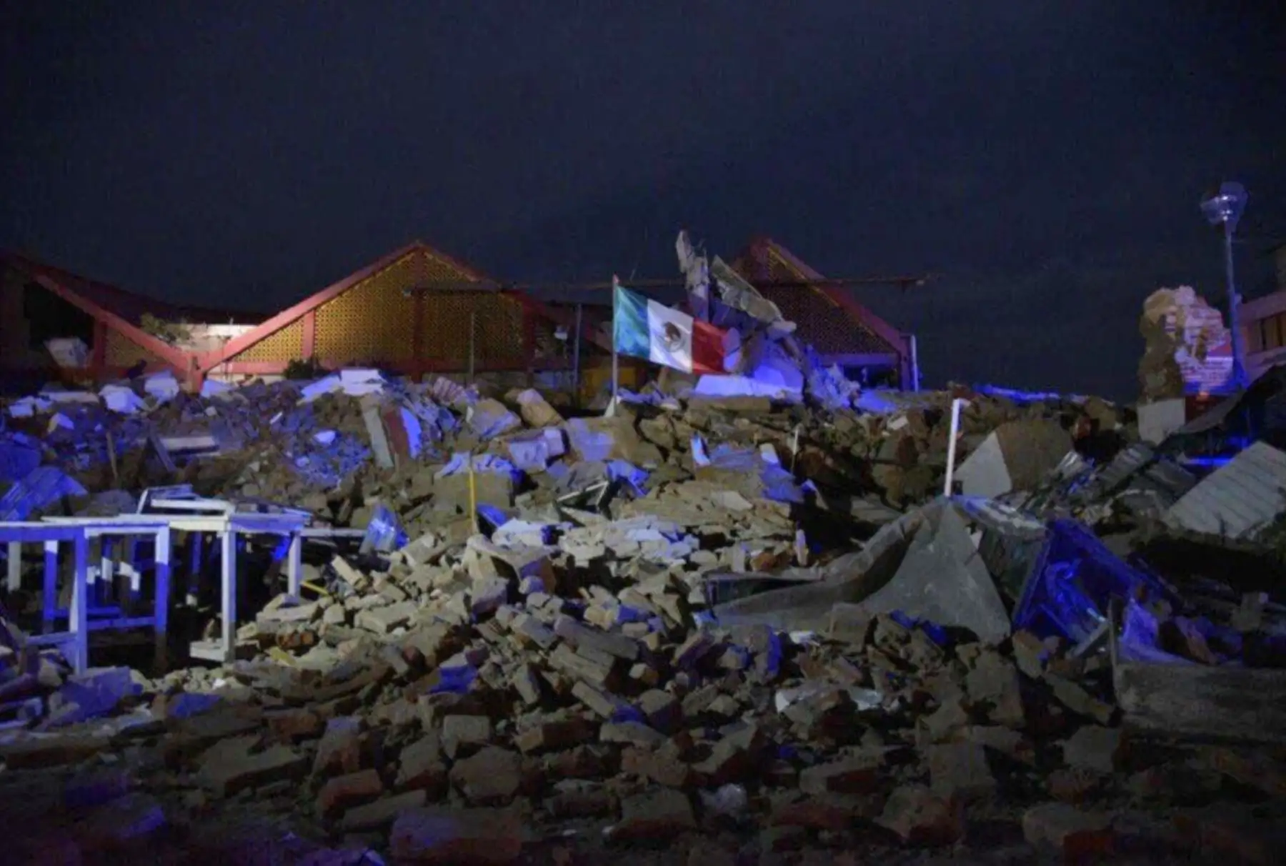El palacio municipal de Juchitán, Oxaca, quedó destruido con la bandera mexicana en pie. Foto: @SkyAlertMx