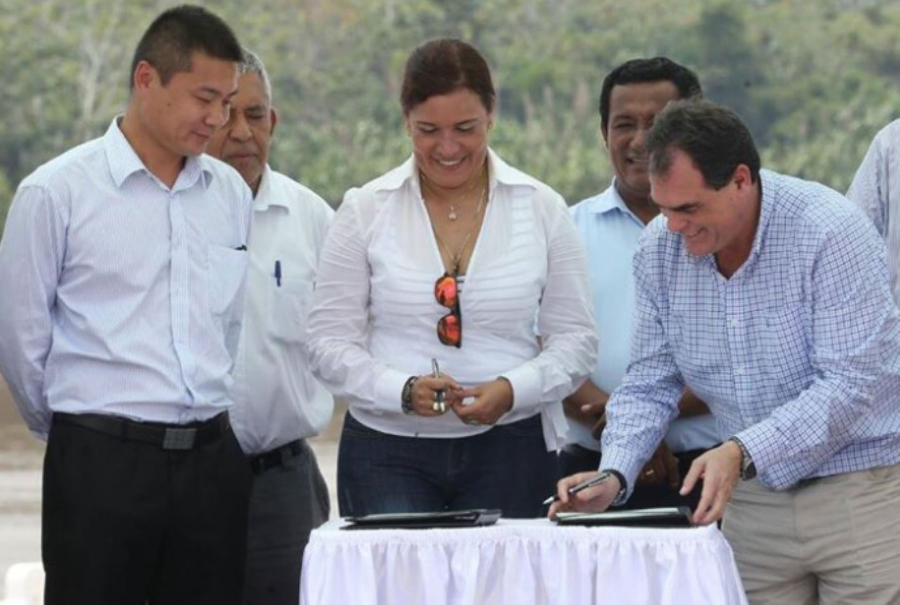 El viceministro de Transportes, Rafael Guarderas,  llegó hasta el puerto de Yurimaguas, región Loreto, para suscribir el contrato con el Consorcio Hidrovía Amazónica S.A.