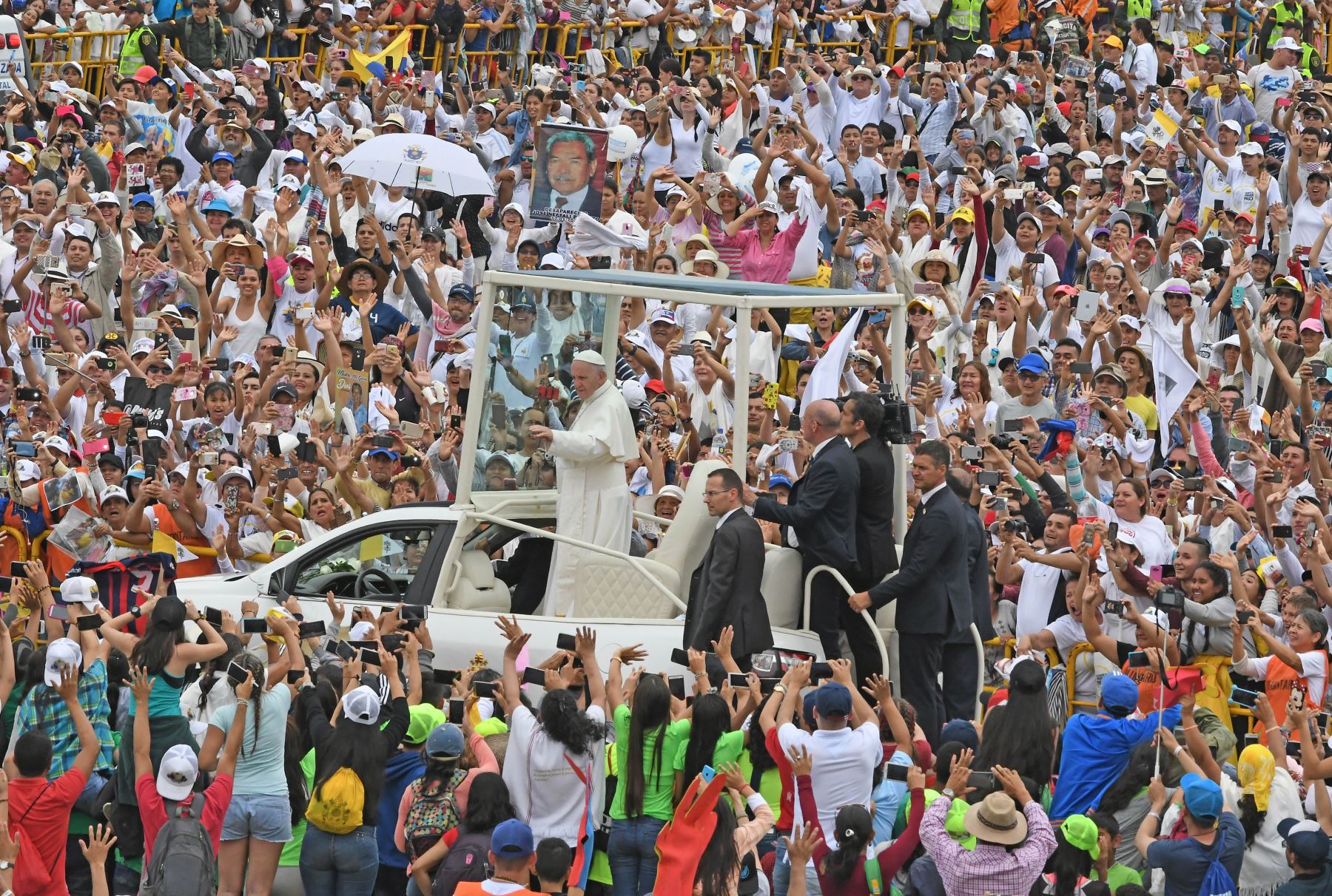 El papa Francisco, saluda a la multitud a su llegada a Villavicencio en su gira apostólica por Colombia. Foto : AFP