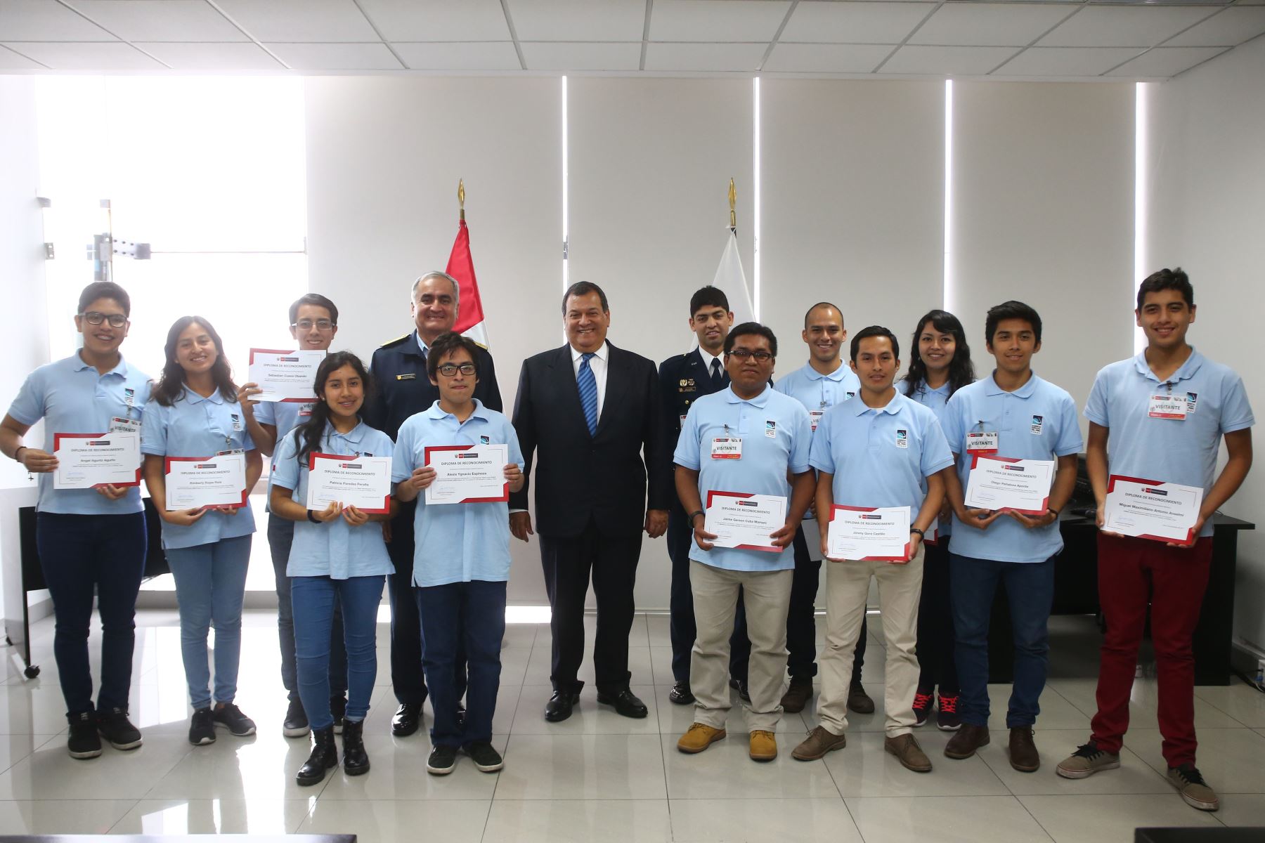 Ministro de Defensa, Jorge Nieto, reconoce a jóvenes que estudiarán tecnología espacial en China.