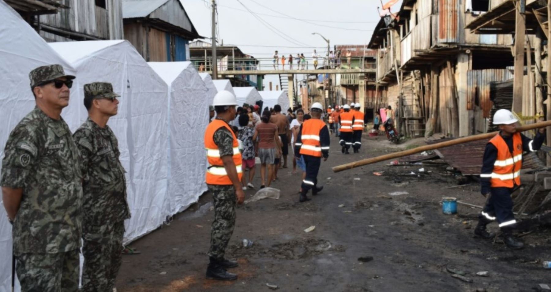 Fuerzas Armadas apoyan en instalación de carpas para los pobladores que resultaron afectados por el incendio en Iquitos.