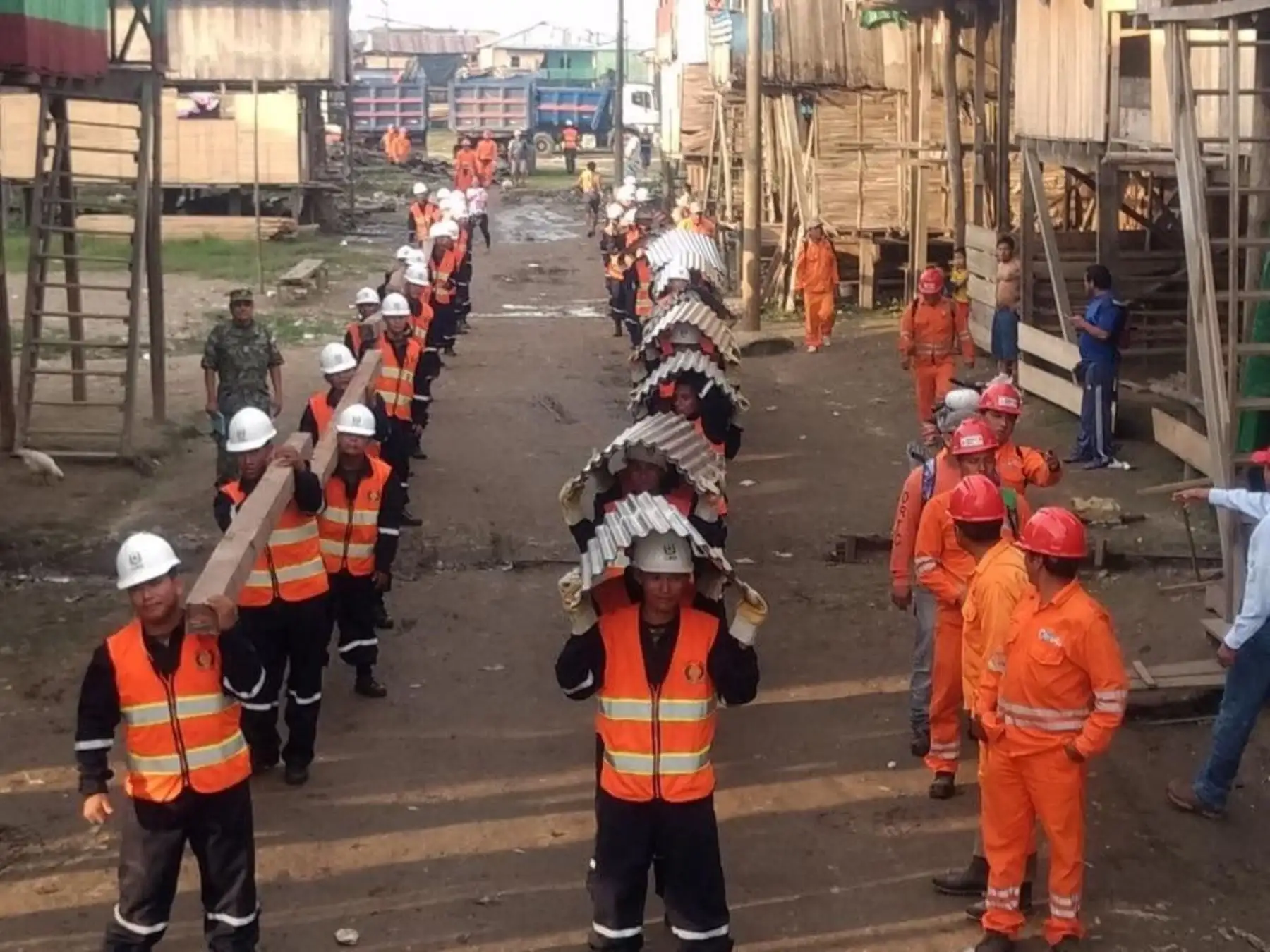 Fuerzas Armadas apoyan en instalación de carpas para los pobladores que resultaron afectados por el incendio en Iquitos.