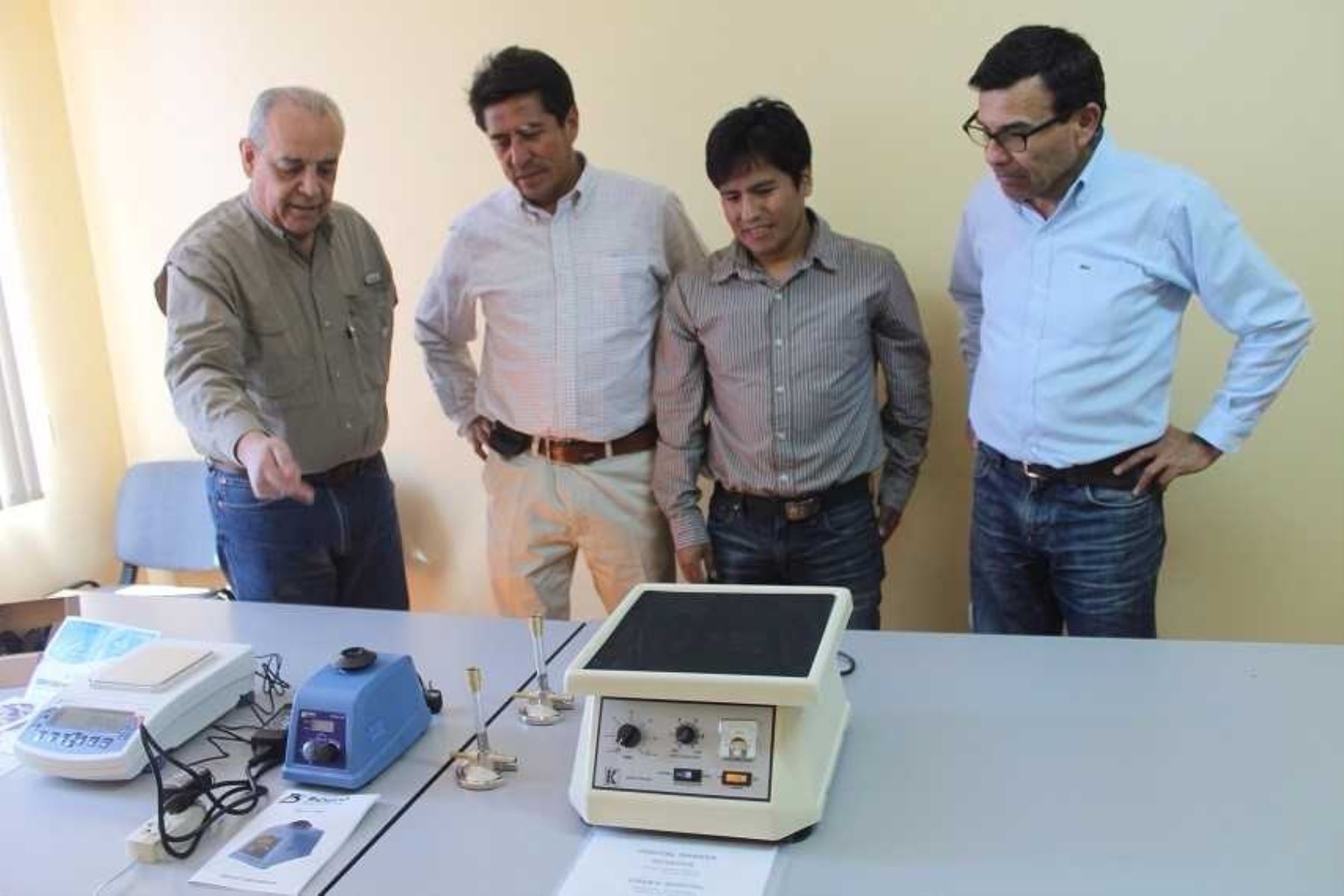 El centro de salud de La Curva recibió una balanza analítica, un agitador, una rotadora serológica y dos mecheros electrónicos del proyecto minero Valle Unido.