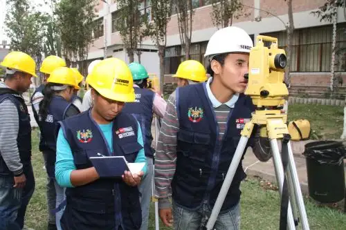 Jóvenes becarios estudian en Sencico. Foto: Difusión