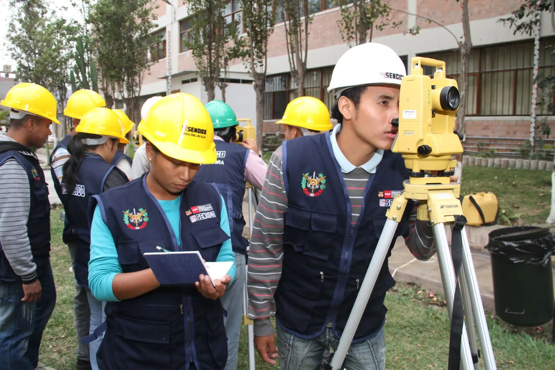 Jóvenes becarios estudian en Sencico. Foto: Difusión