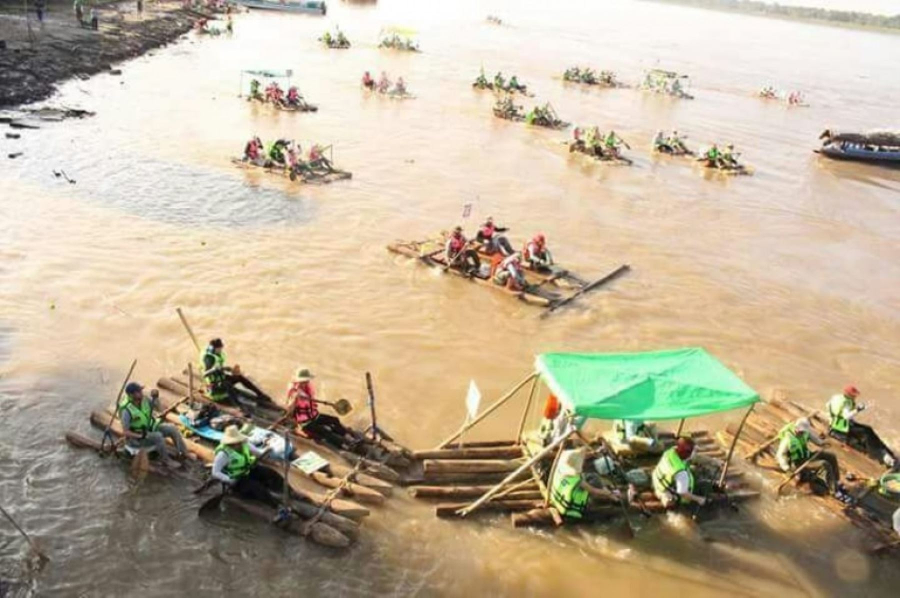 Carrera Internacional de Balsas implica 180 kilómetros  de recorrido sobre el río Amazonas.