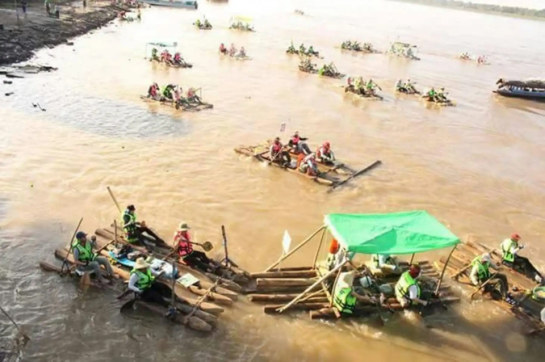 Carrera Internacional de Balsas implica 180 kilómetros  de recorrido sobre el río Amazonas.