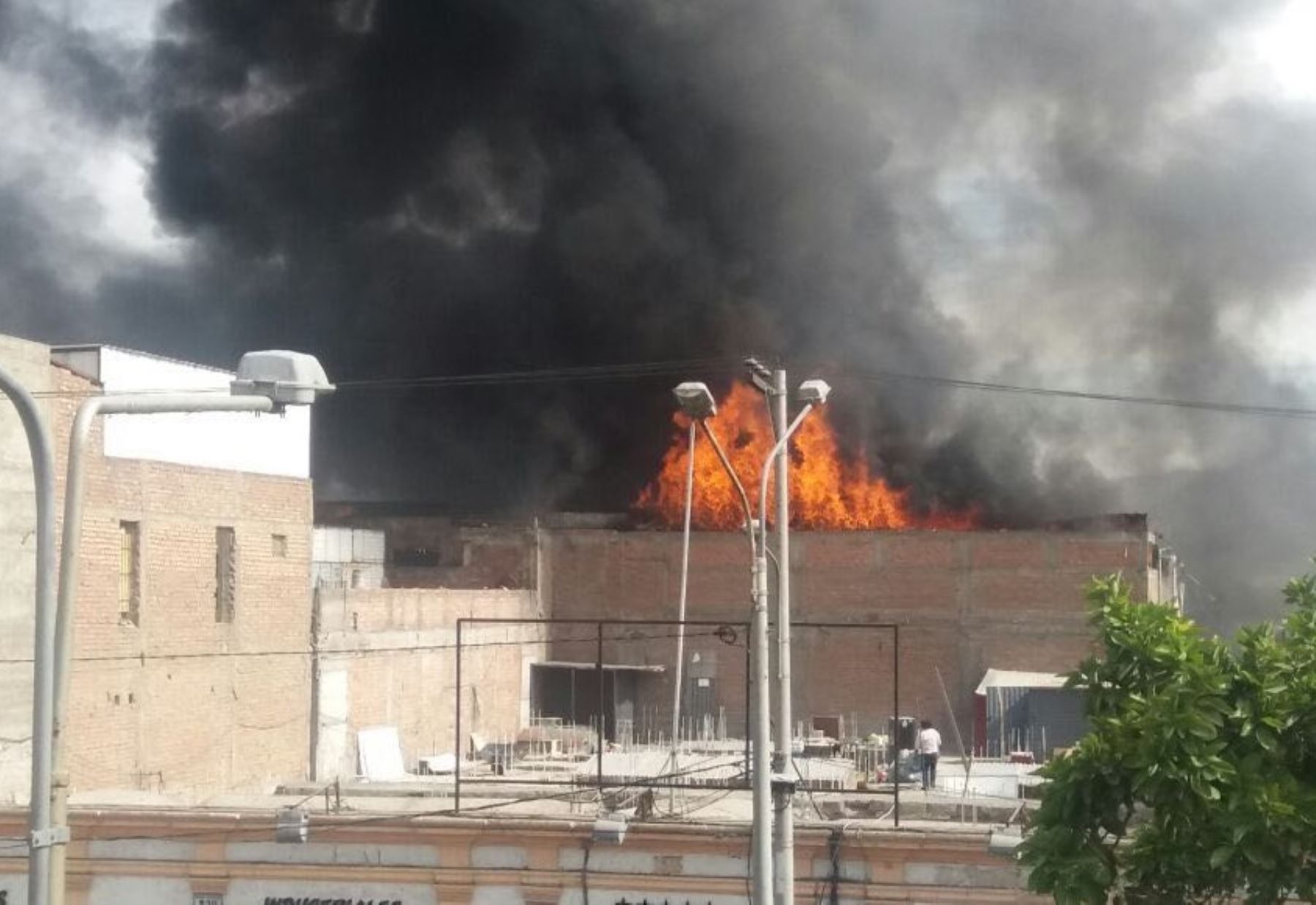 Incendio de grandes proporciones afecta a tres galerías comerciales en Arequipa. ANDINA
