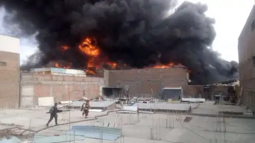 En la zona del incendio de grandes proporciones se comercializa ropa, telas y objetos de plástico, productos altamente inflamables. ANDINA