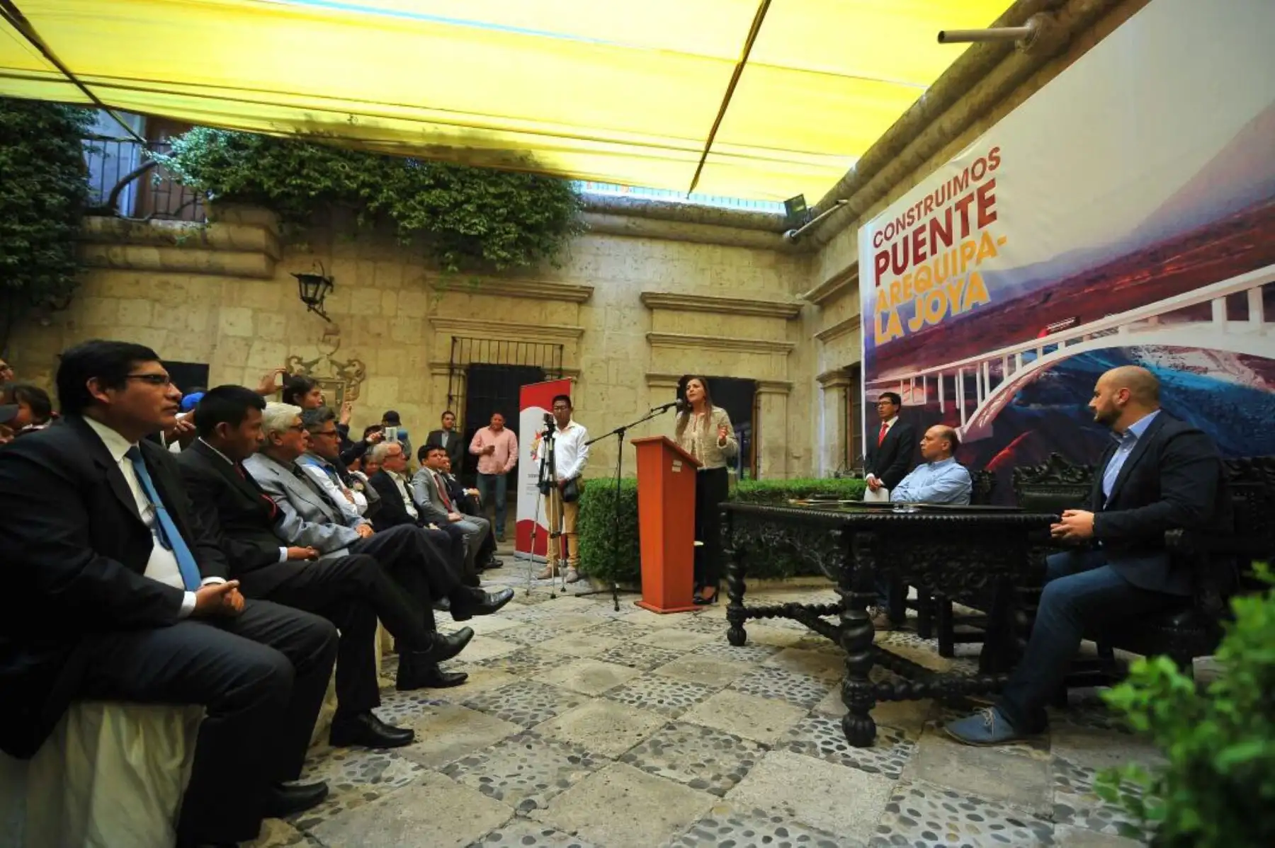 Firman convenio para construir puente de autopista Arequipa-La Joya.