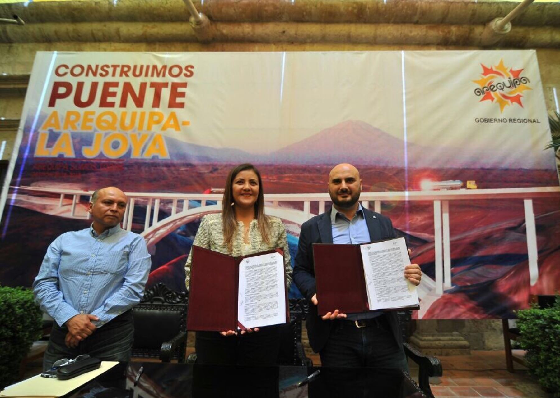 Firman convenio para construir puente de autopista Arequipa-La Joya.