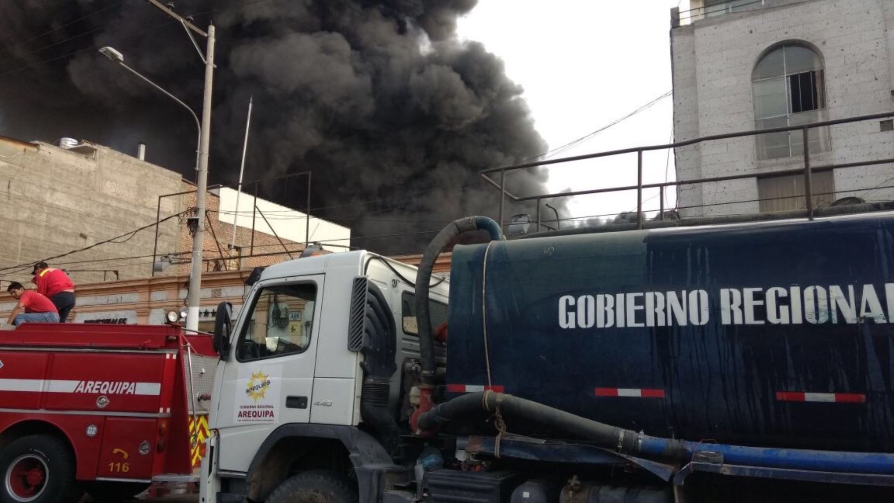 Gobierno regional de Arequipa apoya con cisterna para apagar incendio en calle San Camilo,cerca de la plaza de Armas de la ciudad.
