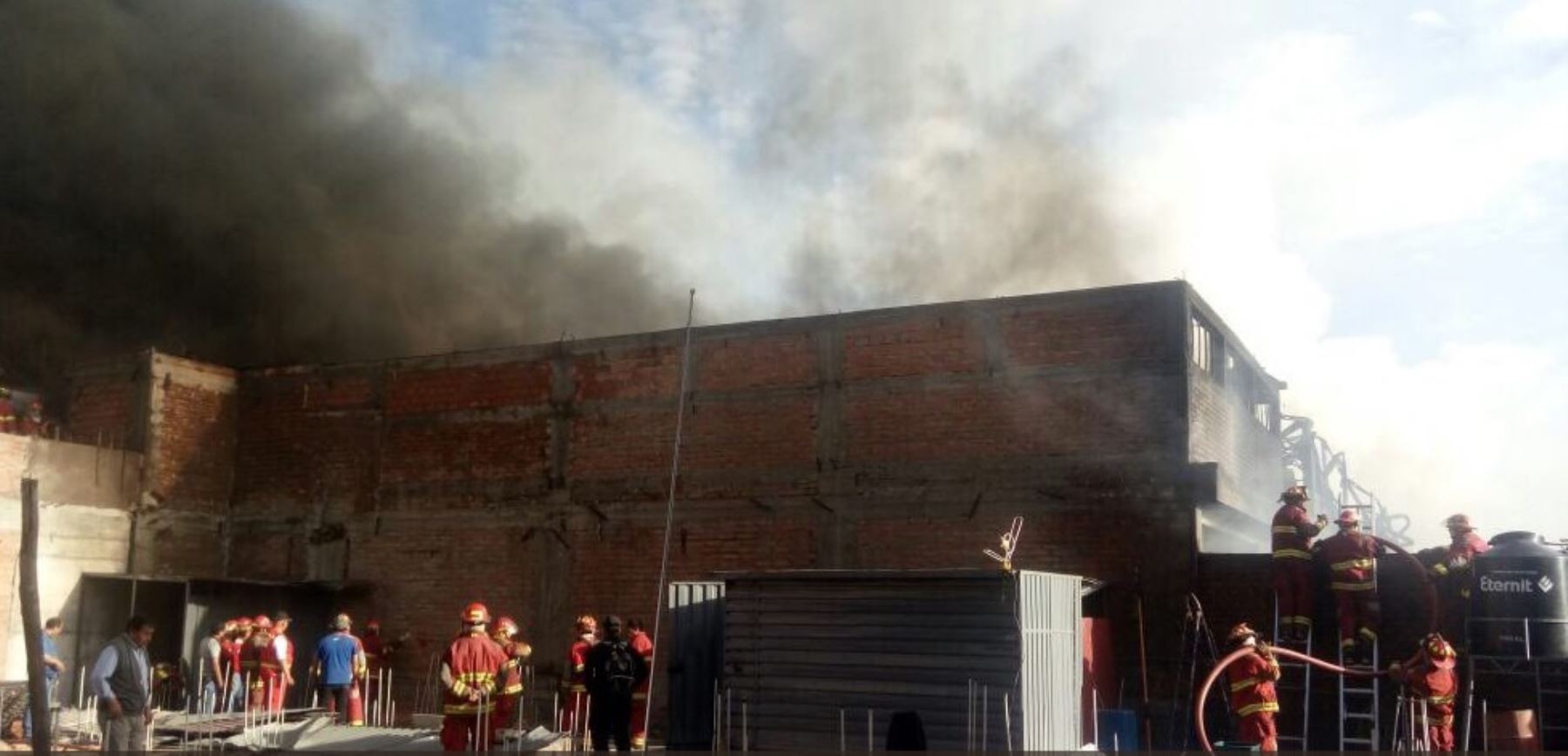 Controlan incendio en galerías de la ciudad de Arequipa, con la participación de 80 bomberos. Foto: Bomberos Perú.