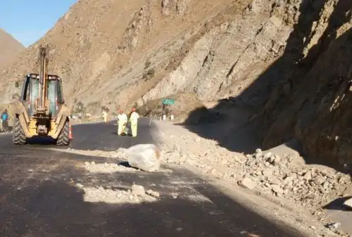 Caída de piedras a causa de los sismos en Matucana