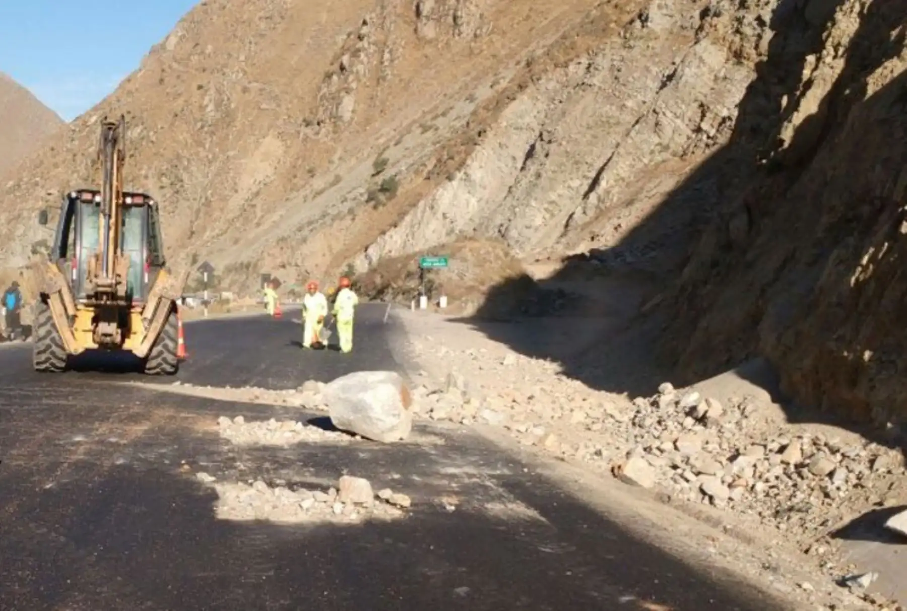 Caída de piedras a causa de los sismos en Matucana