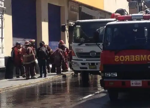 Bomberos sofocaron esta mañana el incendio en calle San Camilo, en Arequipa. ANDINA