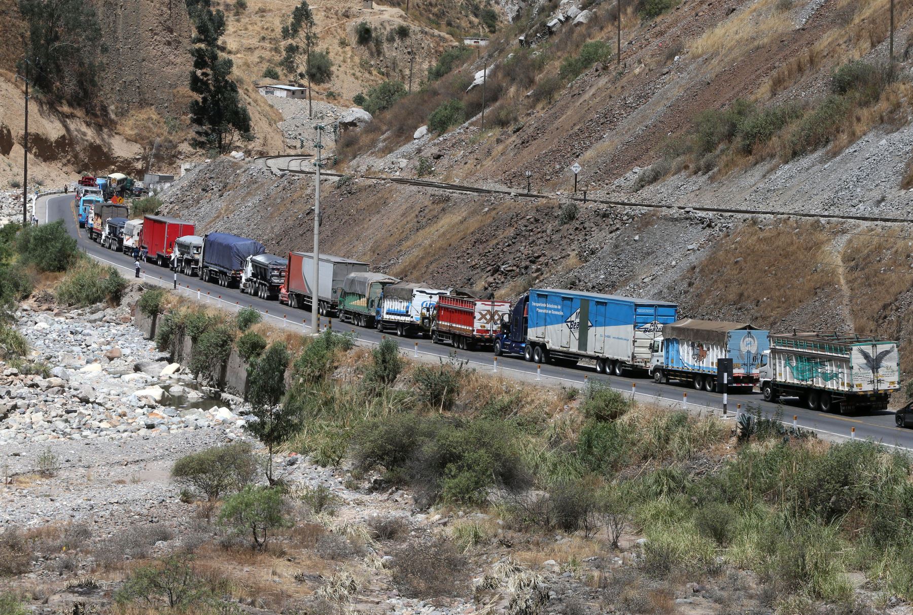 Congestión vehicular por suspensión de tránsito en Carretera Central Foto: ANDINA/Vidal Tarqui