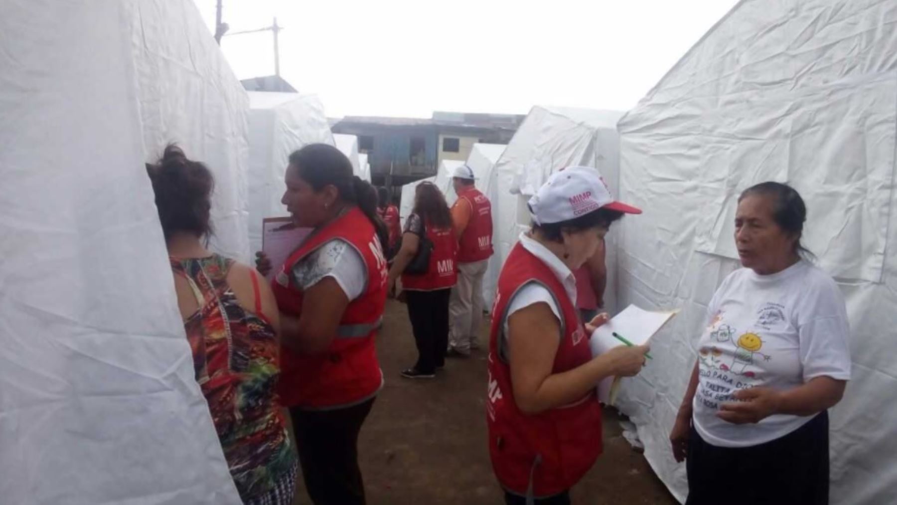 MIMP realiza campaña para prevenir violencia familiar en campamento de damnificados por incendio en Iquitos