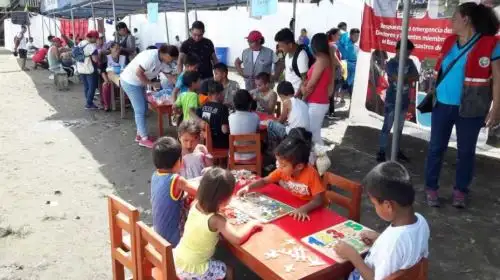 MIMP realiza campaña para prevenir violencia familiar en campamento de damnificados por incendio en Iquitos